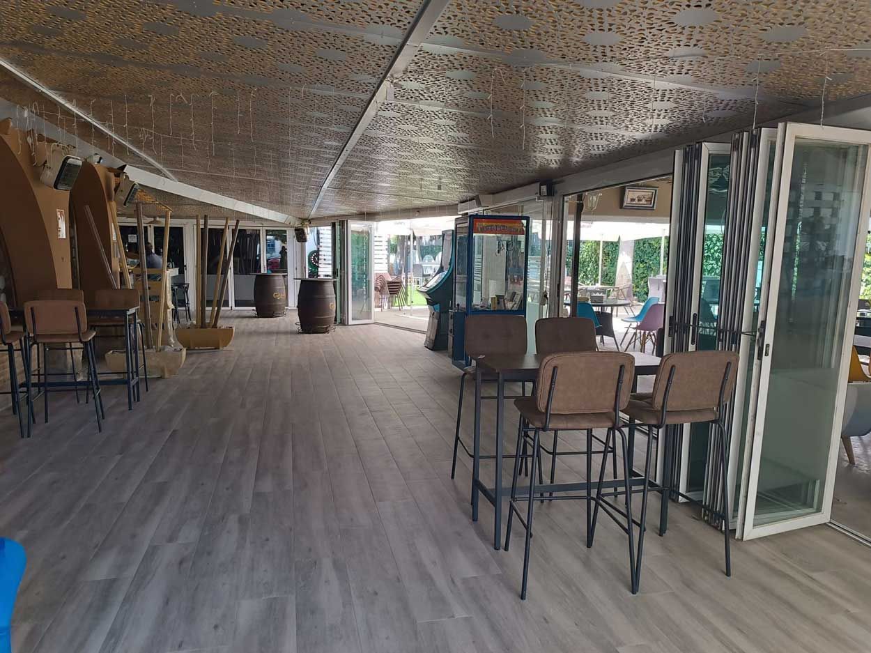 Una habitación grande con mesas y sillas.