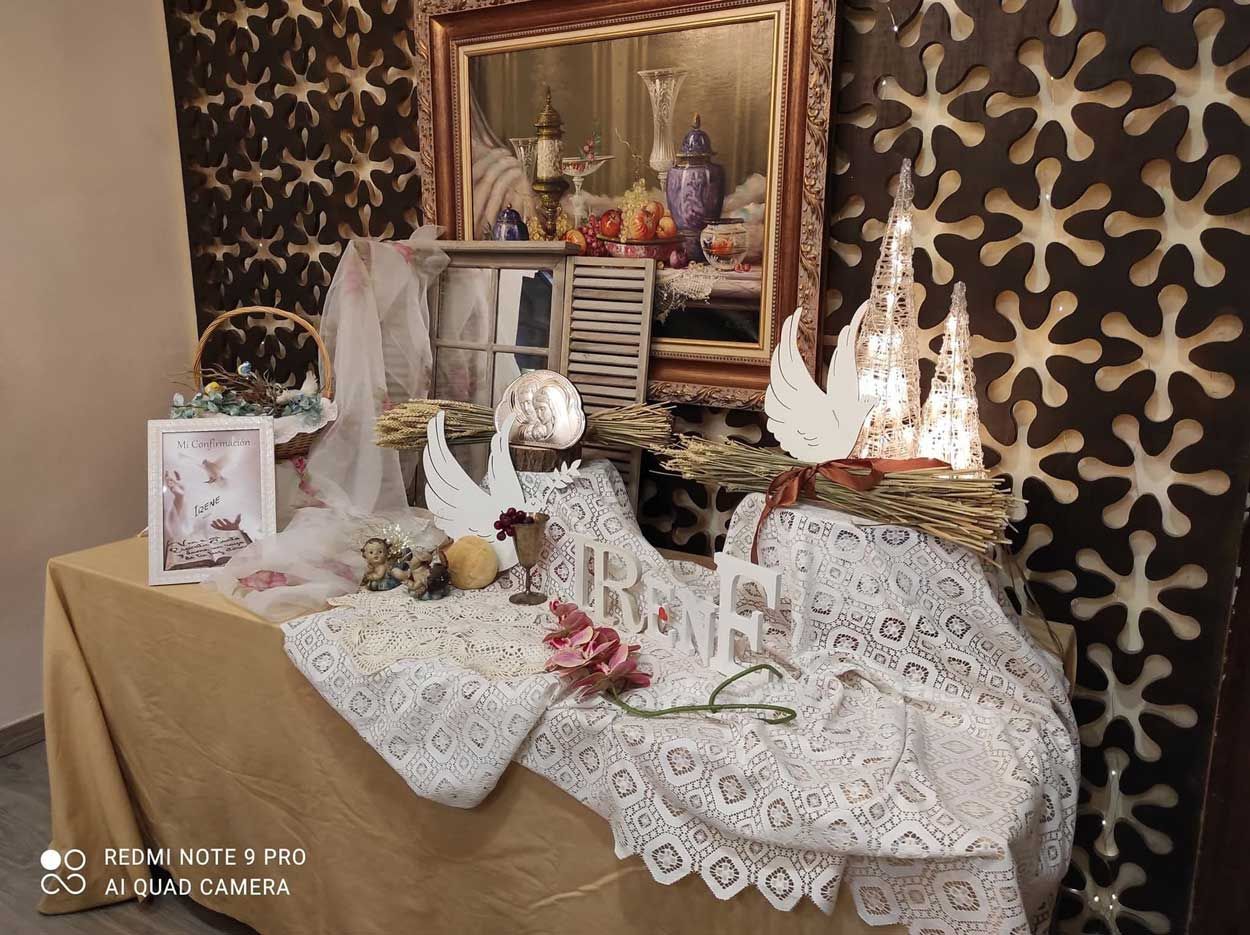 Una mesa con un mantel de encaje y un cuadro en la pared.