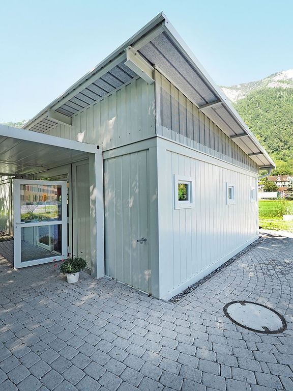 Containeranlage mit einem Dach