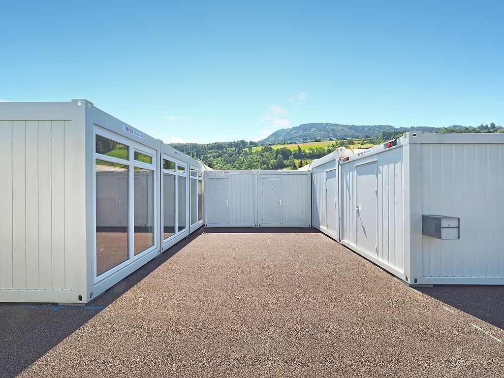 Containeranlage mit verglasten Stirnseiten