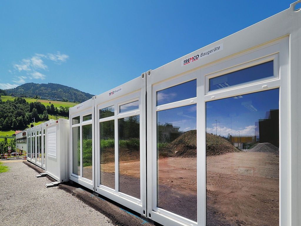 Containeranlage mit verglasten Stirnseiten
