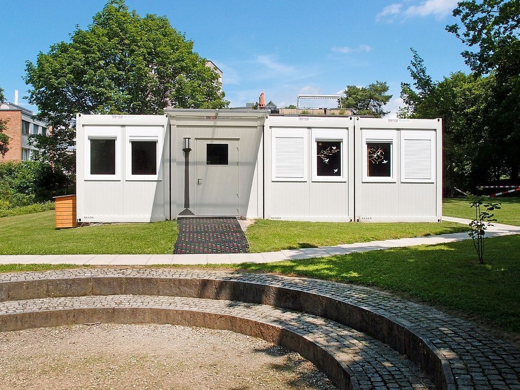 Container Aussenansicht mit Vordach