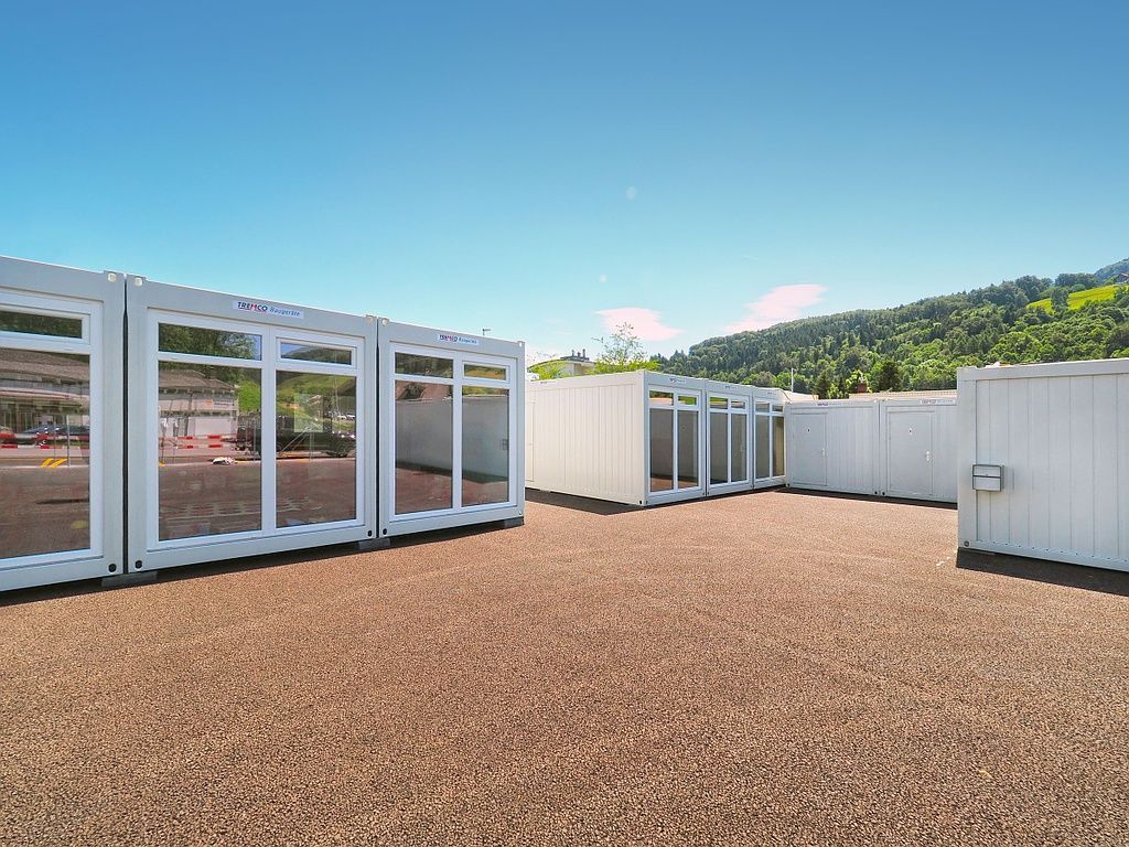 Containeranlage mit verglasten Stirnseiten