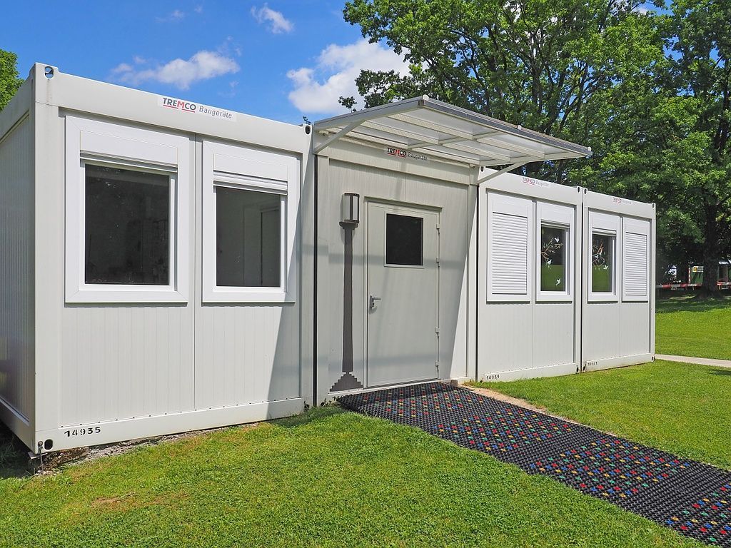 Container Aussenansicht mit Vordach