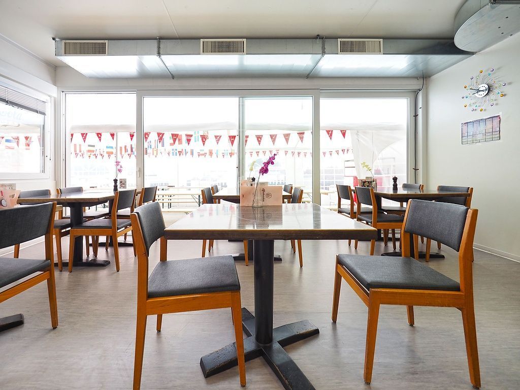 Imbiss mit Sitzgelegenheit