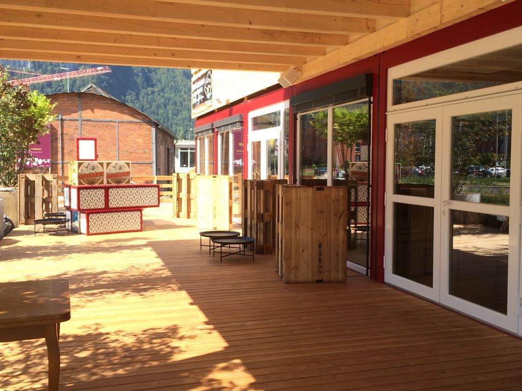 TREMCO Container mit Holzterrasse