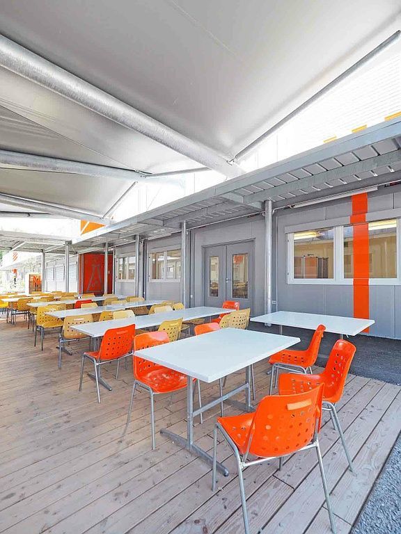 Aussenbereich mit Sitzgelegenheit