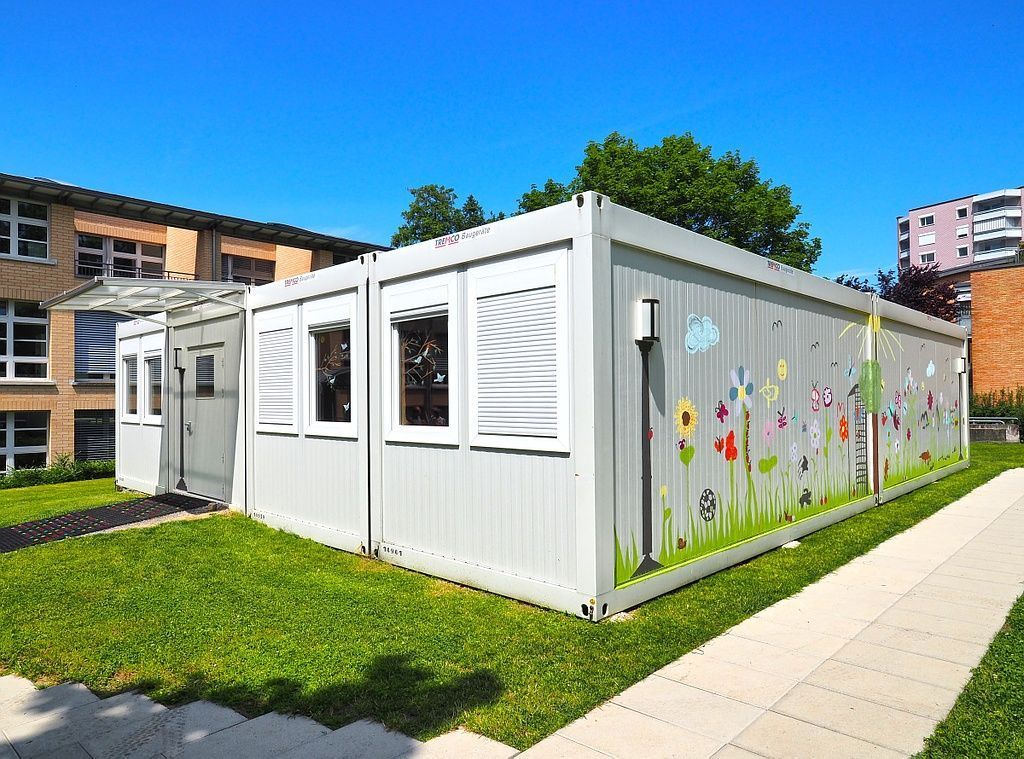 Container Aussenansicht mit Vordach