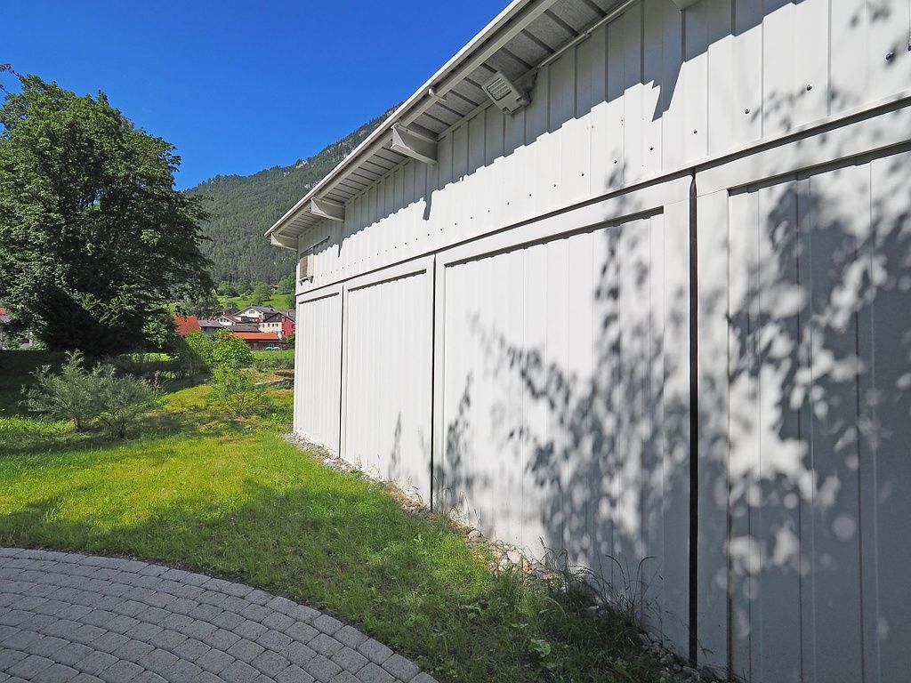 Containeranlage mit einem Dach