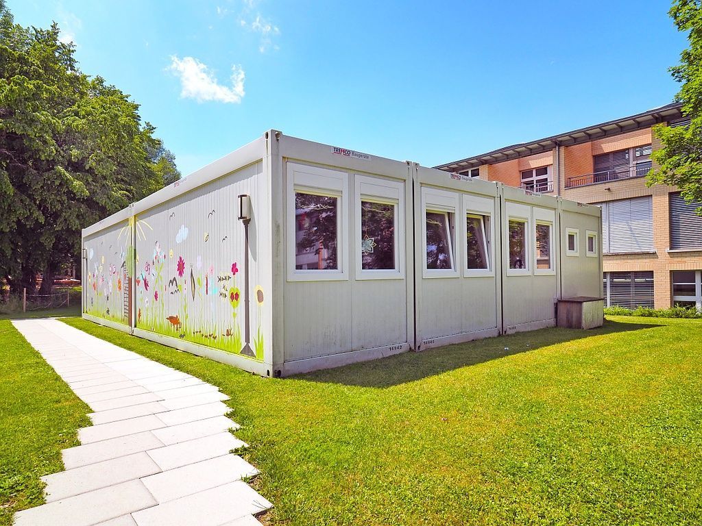 Container Aussenansicht mit Vordach