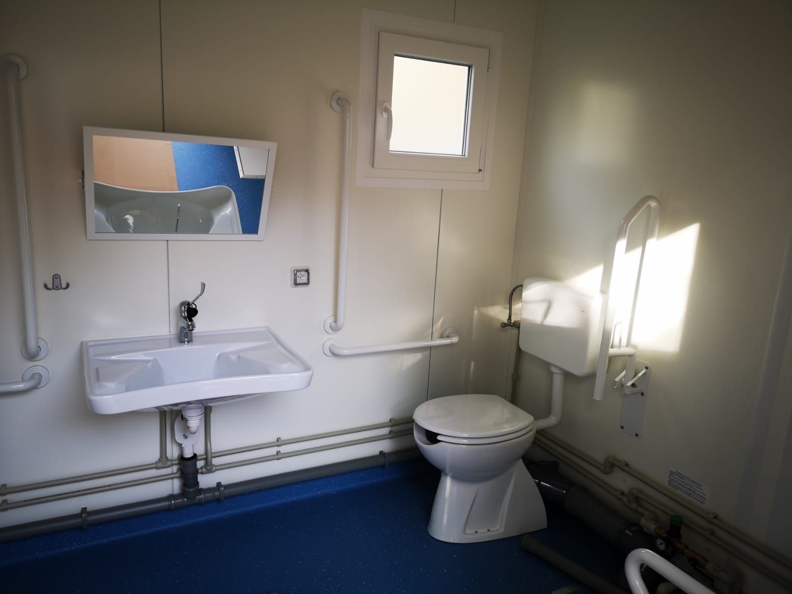 IV-Toilette im Container