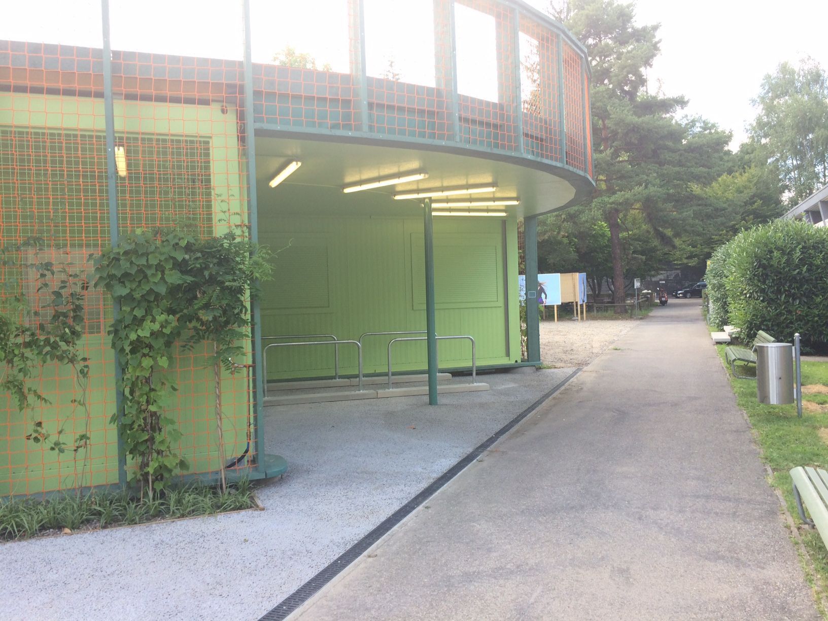 Verkaufsprovisorium mit TREMCO Container