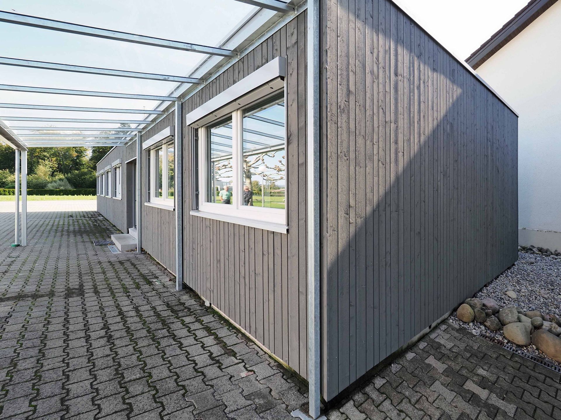 Aussenansicht mit Holzverkleidung