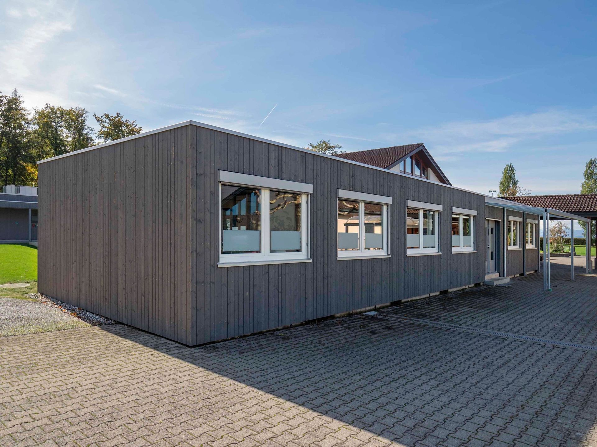 Aussenansicht mit Holzverkleidung