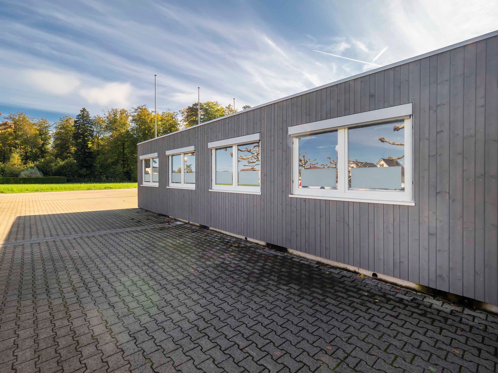 Aussenansicht mit Holzverkleidung