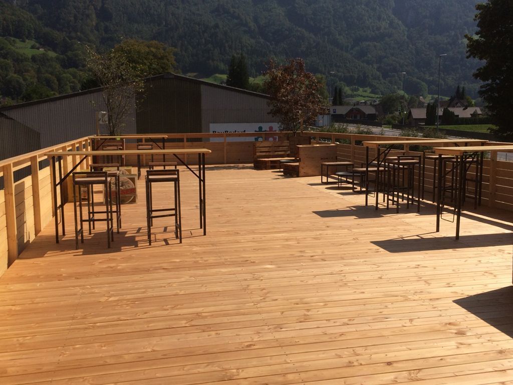 TREMCO Container mit Holzterrasse