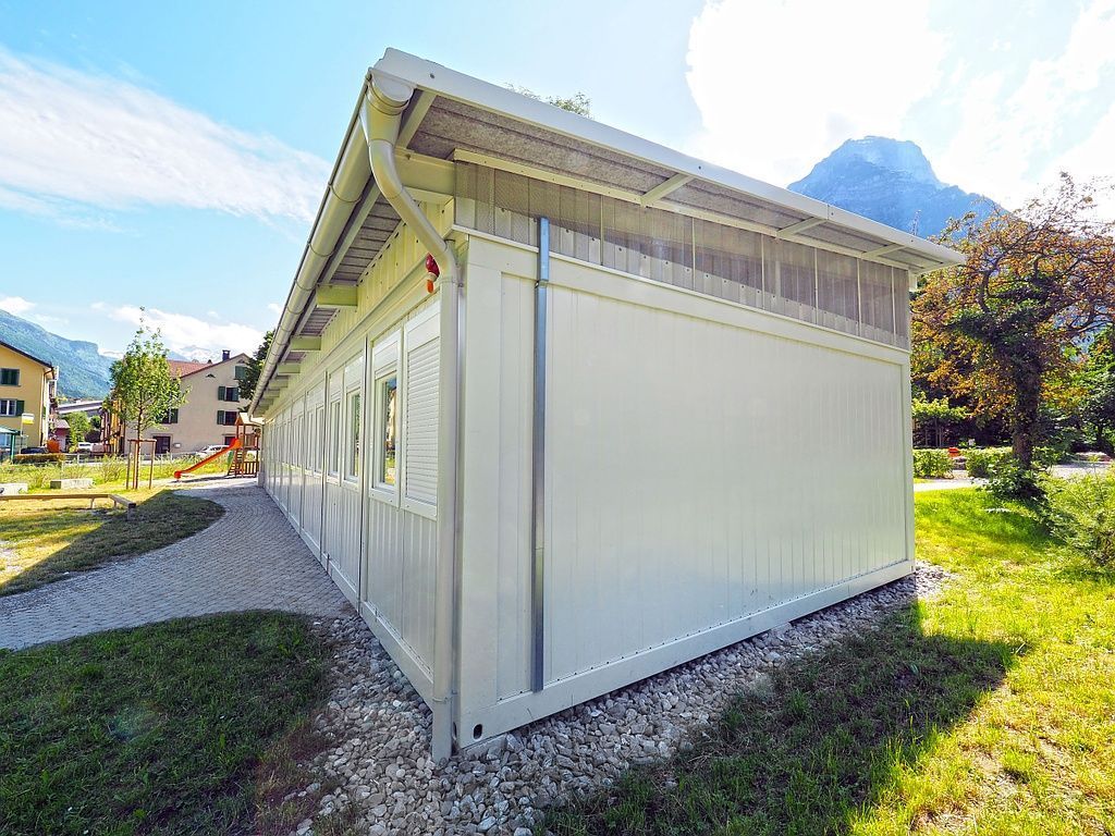 Containeranlage mit einem Dach