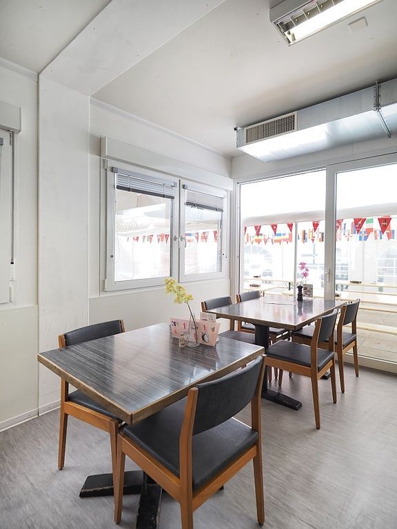 Imbiss mit Sitzgelegenheit