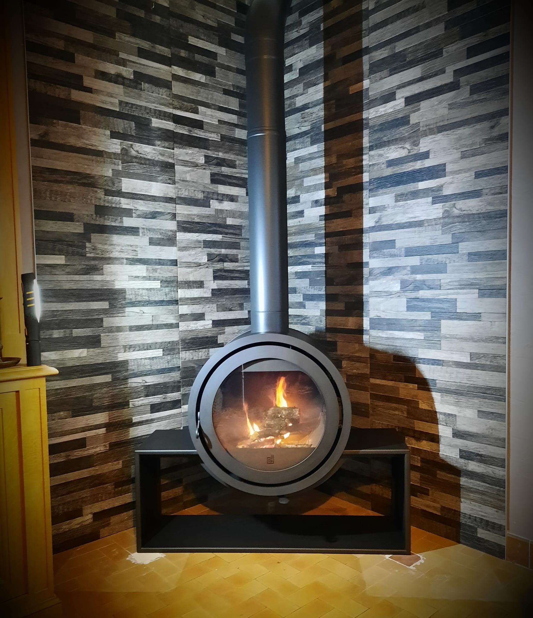 Poêle en angle avec carrelage en arrière-plan