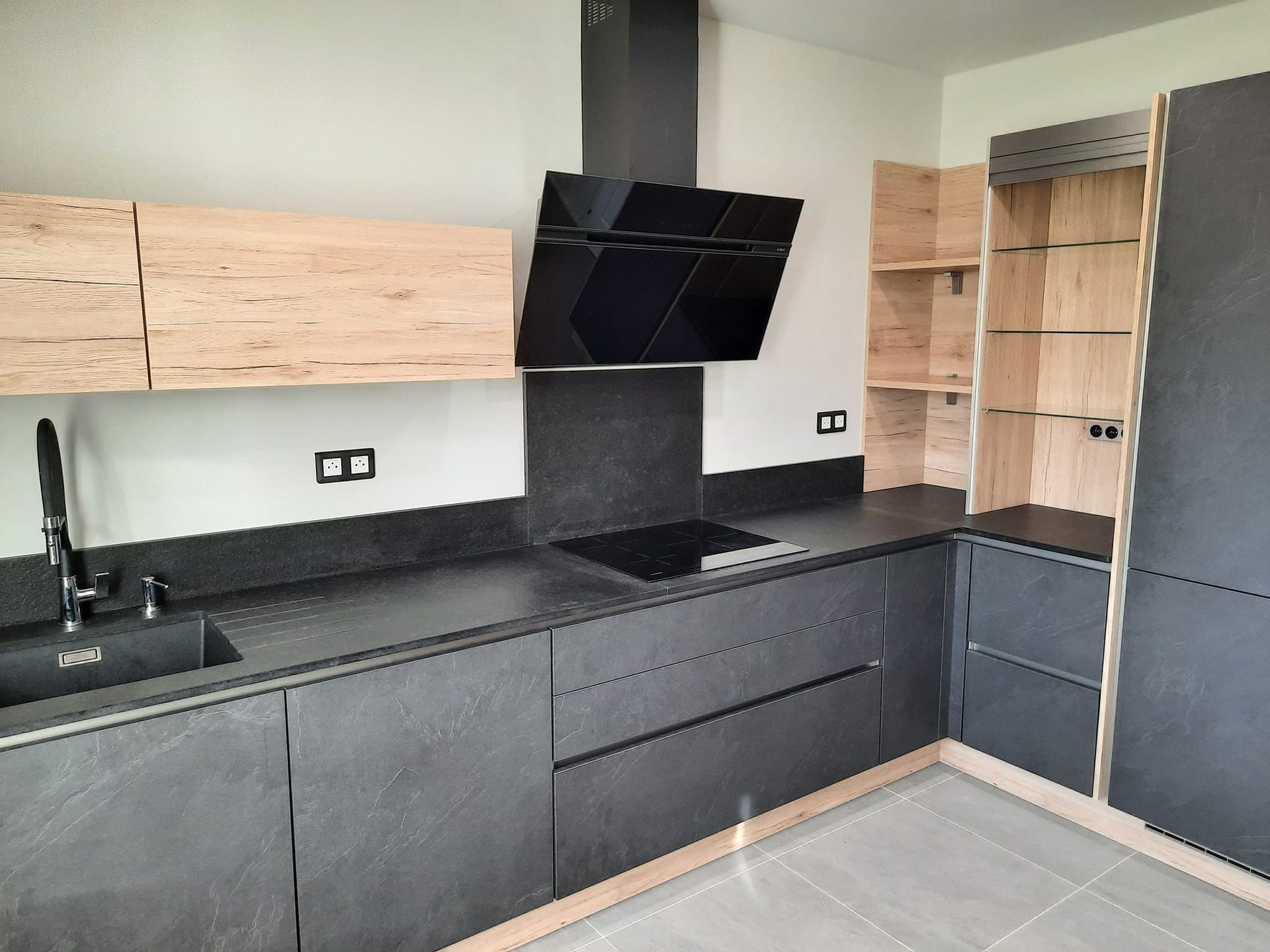 Cuisine en marbre noir et bois