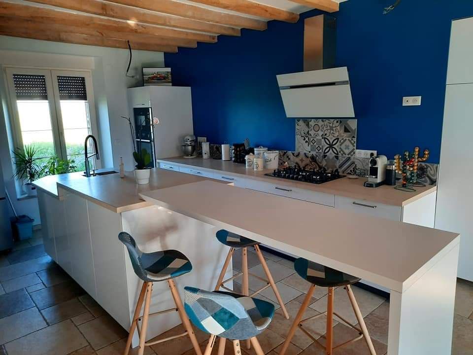 Îlot central en marbre et pierre