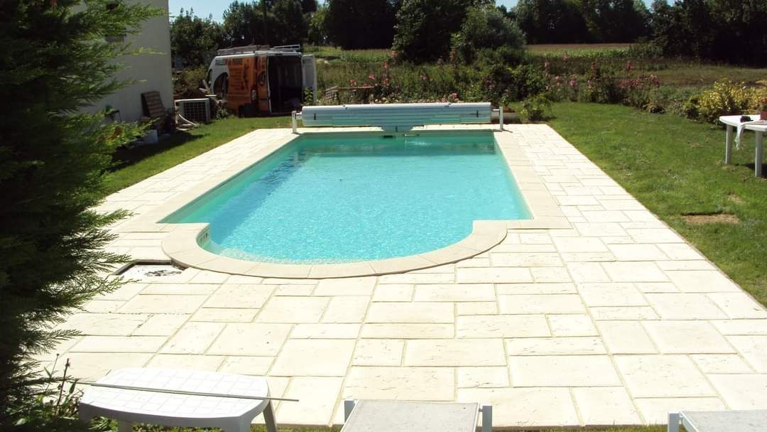 Abord de piscine en pierre