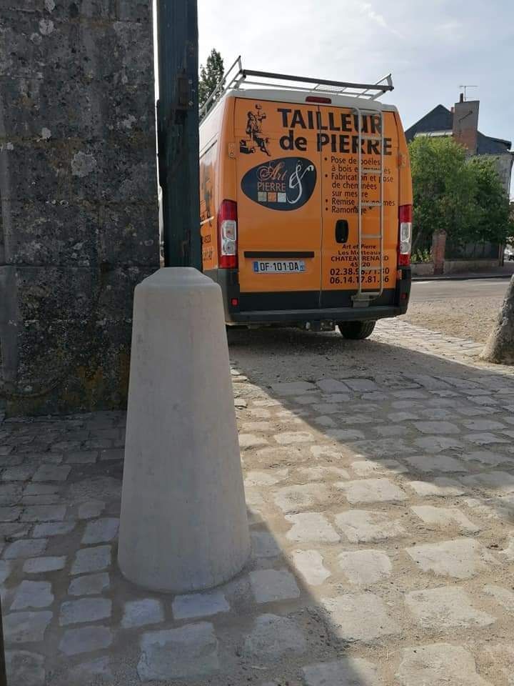 Petit pilier extérieur en pierre