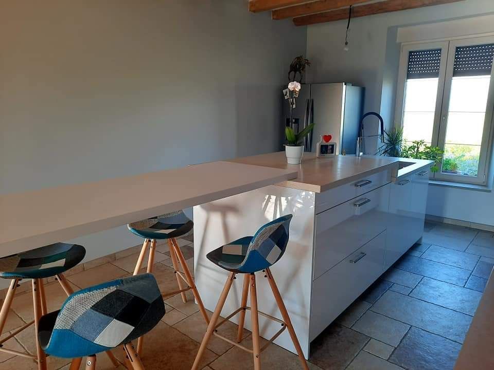 Îlot central en marbre blanc