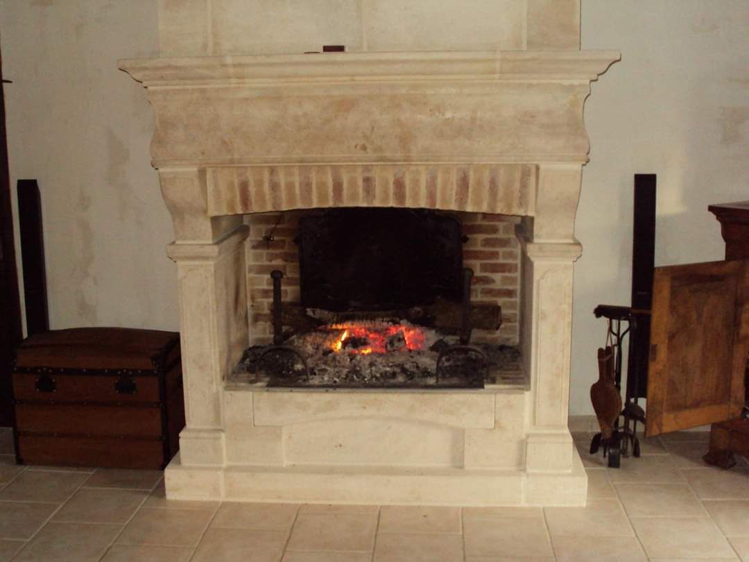 Cheminée en pierre avec une braise allumée