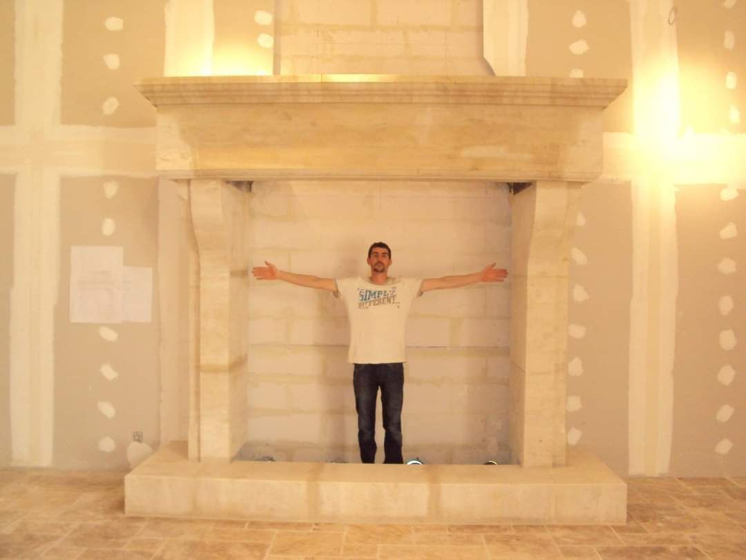 Grande cheminée dans un salon