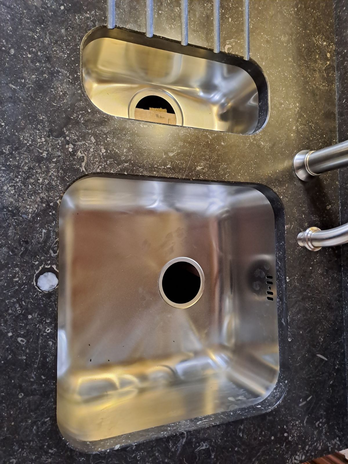 Double évier en marbre noir