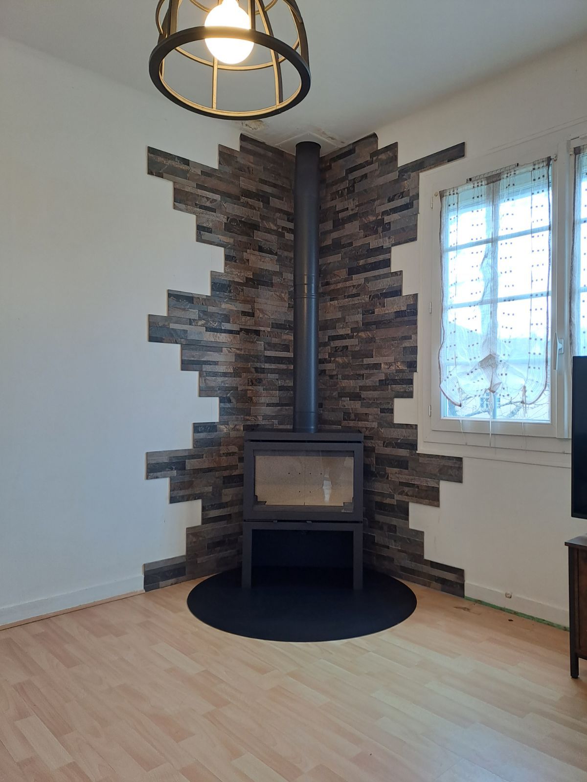 Poêle avec décoration murale