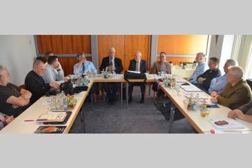 Ausschnitt von einem Jäger mit Gewehr