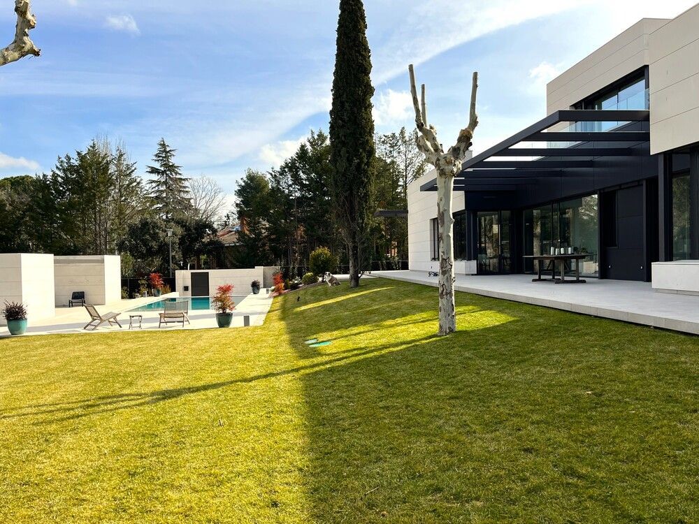 Una casa grande con piscina en el patio trasero.
