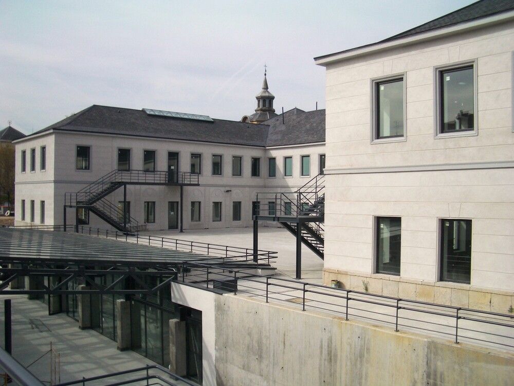 Un gran edificio con escaleras que conducen hasta él.