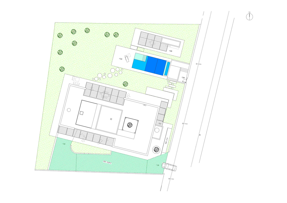 Una vista aérea de una casa y una piscina sobre un fondo blanco.