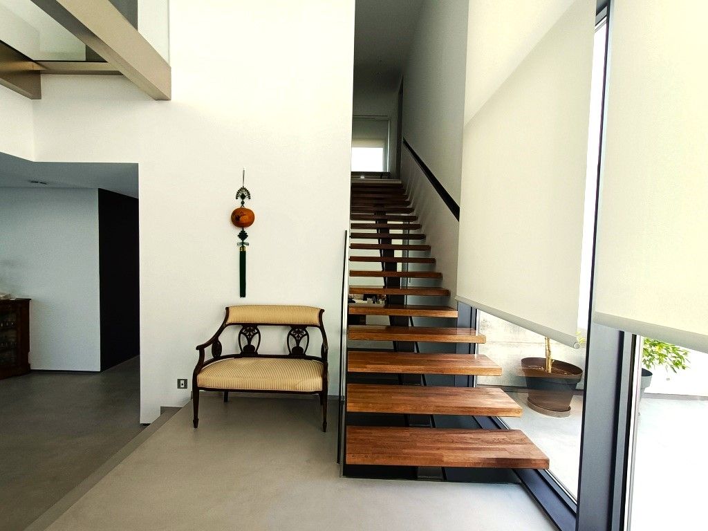 Una escalera de madera con una silla delante de ella.