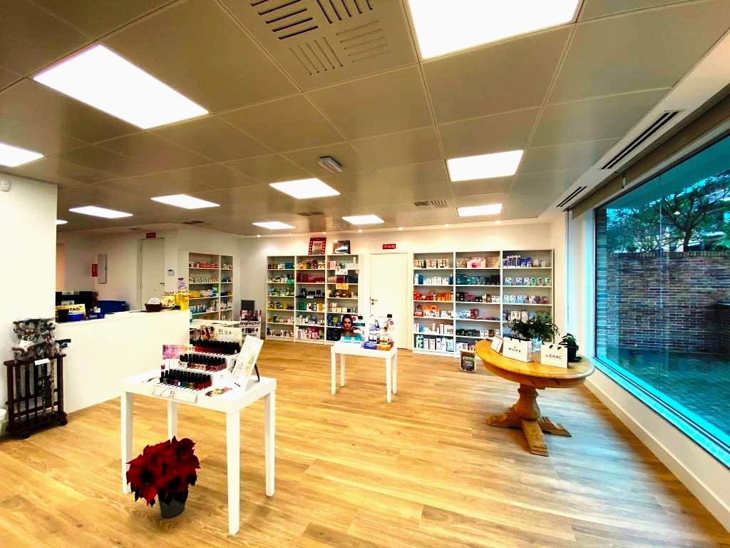 Una sala grande con mesas y estanterias y una gran ventana.