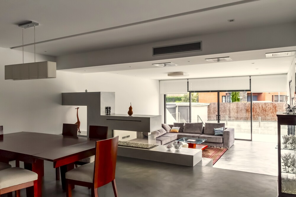 Una sala de estar con una mesa y sillas y un sofá.