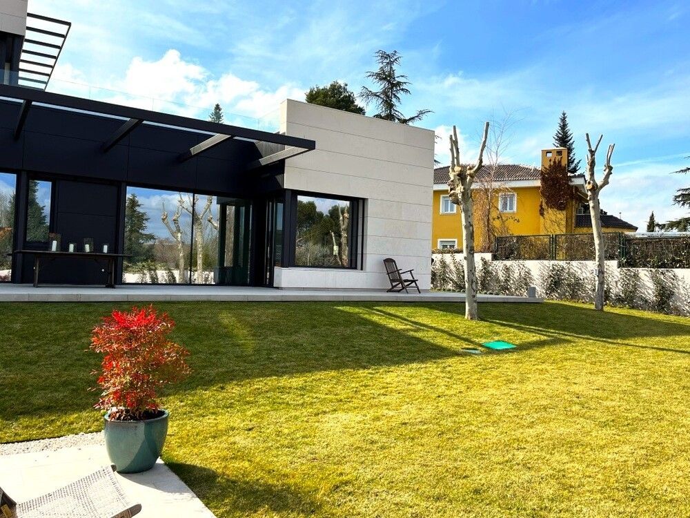 Una casa grande con un gran jardín delante de ella.