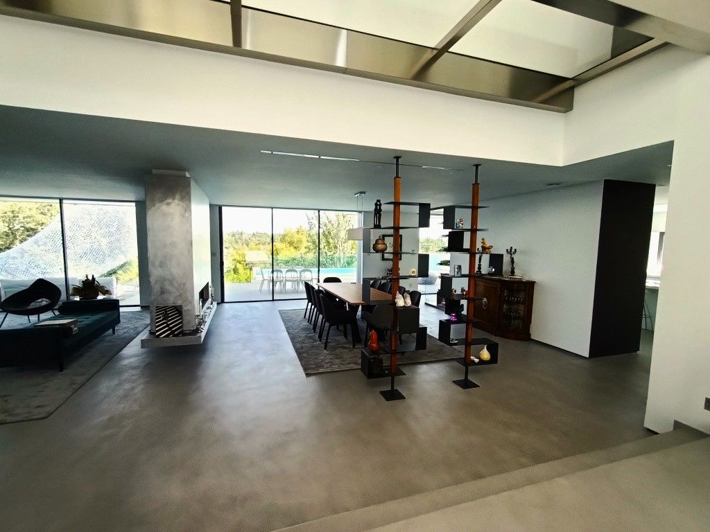 Una habitación grande con una mesa y sillas.