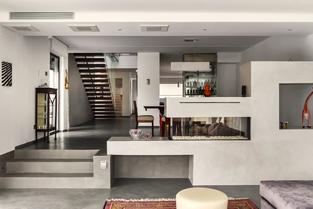 Una sala de estar con chimenea y escaleras.