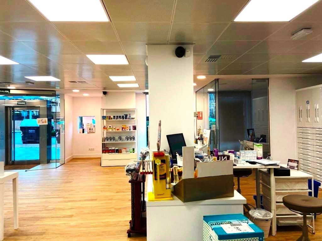 Una habitación muy grande con muchos muebles y muchas luces en el techo.