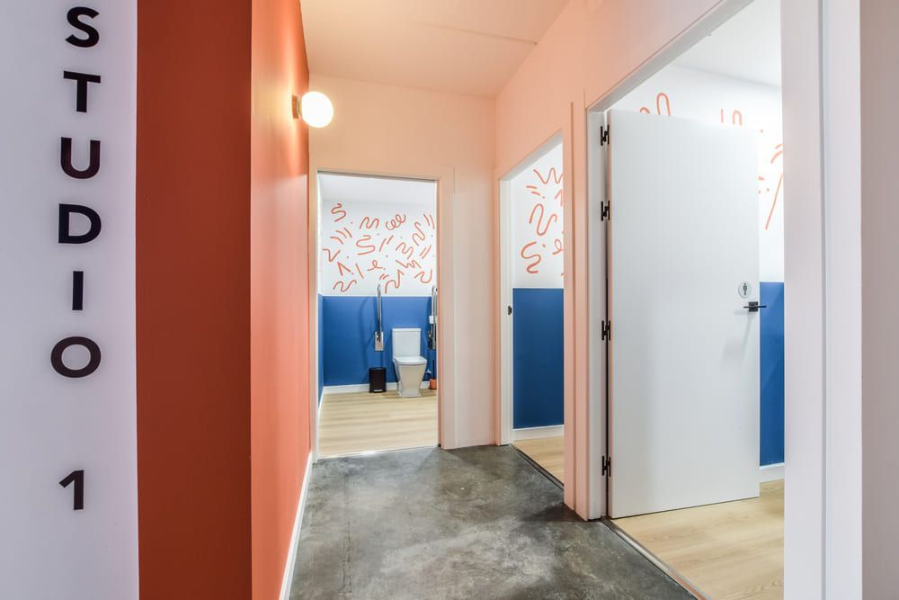 Un pasillo con un cartel que dice Estudio 1.