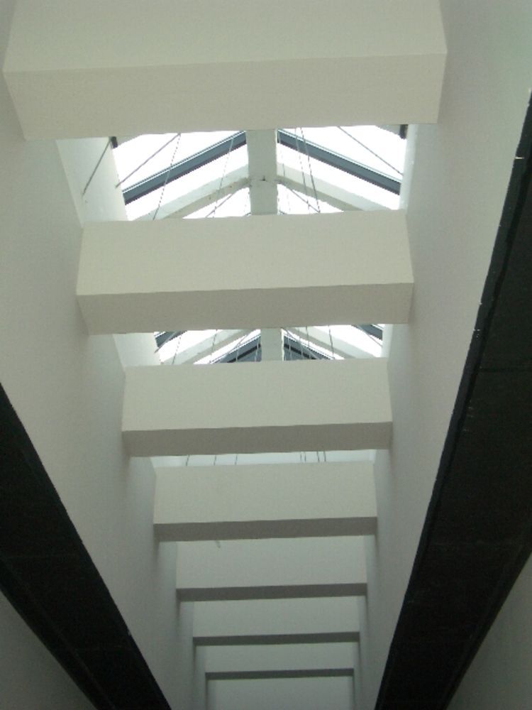 Mirando hacia el techo de un edificio