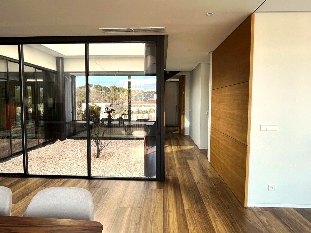 Una sala de estar con una mesa y sillas y una puerta corrediza de vidrio.