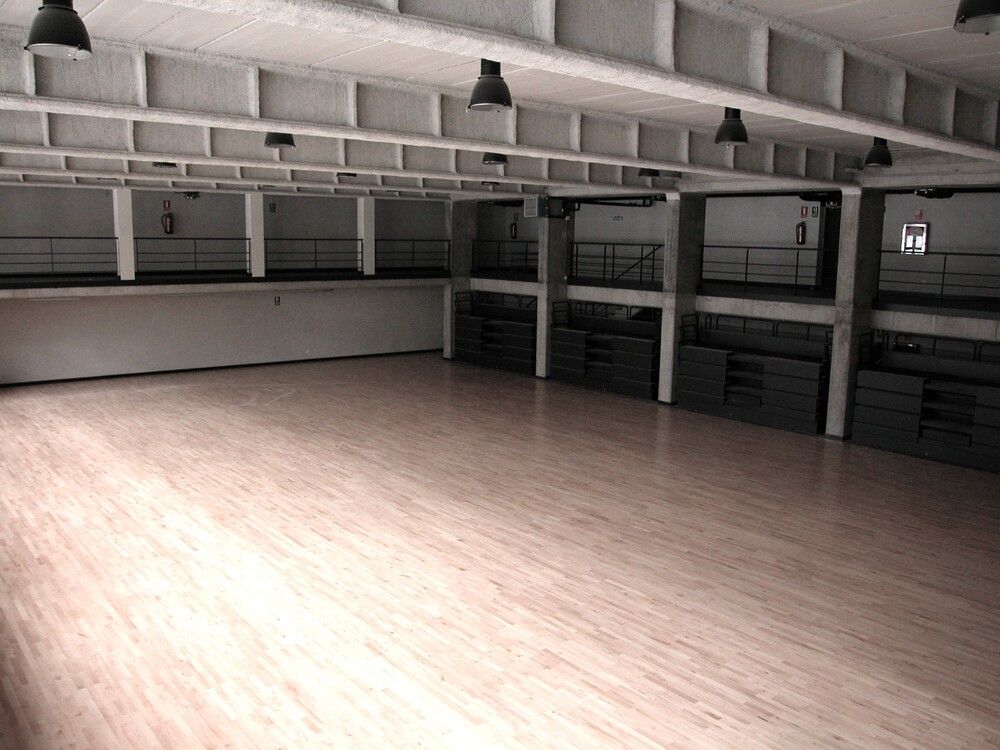 Una gran habitación vacía con suelo de madera.