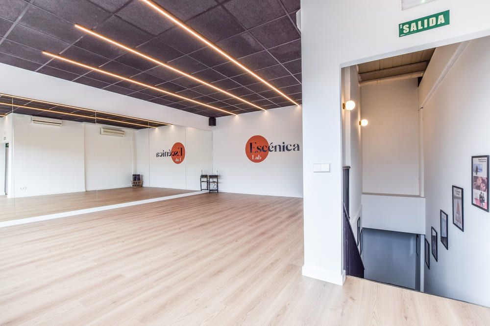 Una gran habitación vacía con un cartel que dice salida.