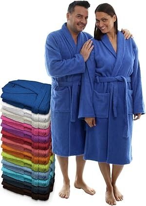 Pareja vistiendo batas de baño azules; una pila de batas de baño coloridas en el fondo.
