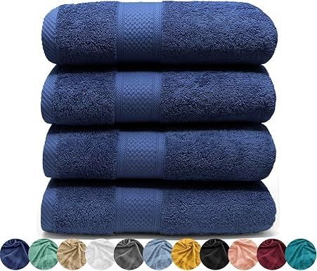 Cuatro toallas de baño de color azul marino apiladas, con una banda en la parte superior.